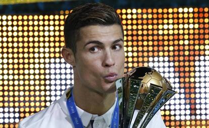Cristiano Ronaldo besa el trofeo al mejor jugador del torneo.