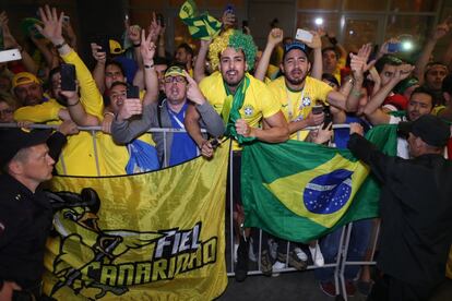 Na Copa da Rússia, mesmo impedido pela FIFA de entrar nos estádios, ele já se tornou o 12º jogador da seleção, com direito a torcida particular, a Fiel Canarinho.