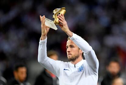 Harry Kane con el trofeo recibido antes del partido.