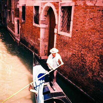 Gondolero en uno de los canales de Venecia (Italia).