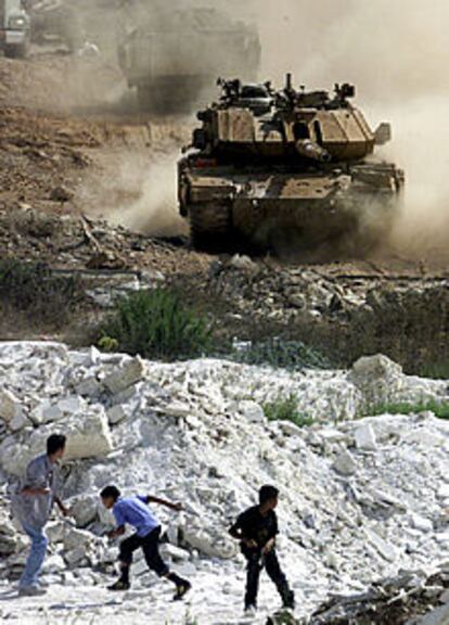 Tres niños palestinos escapan de un tanque israelí en Ramala.