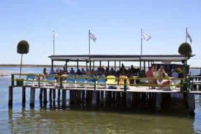 El Chiringuito de la Costa, donde atraca el crucero en golondrina que navega por la bahía dels Alfacs.