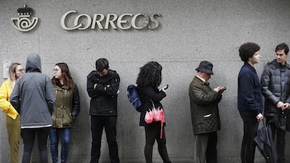 Una fila en el exterior de la oficina de Correos de la calle Guzmán el Bueno, en Madrid.