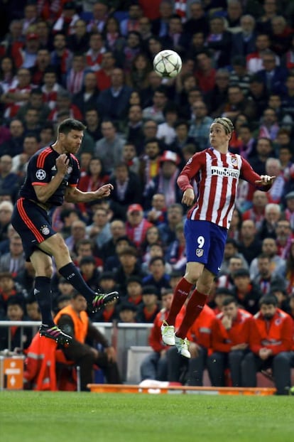 Xabi Alonso y Fernando Torres luchan por un balón.