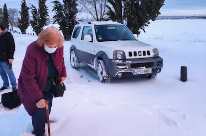 Inés López, de 69 años, trata de llegar a través de la nieve al tanatorio de Leganés donde se encuentra el cuerpo de Marcelino, su marido