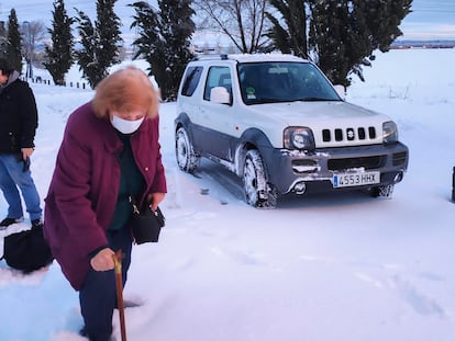 Inés López, de 69 años, trata de llegar a través de la nieve al tanatorio de Leganés donde se encuentra el cuerpo de Marcelino, su marido