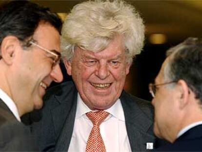 Duisenberg (centro) en el Ecofin de ayer con el vicepresidente griego Papademos y el ministro Christodoulakis.