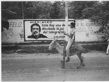 Un mural dedicado al escritor Gabriel García Márquez en una calle de Aracataca.