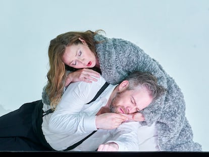 La soprano Svetlana Aksenova y el barítono Audun Iversen en la escena final de ‘Eugene Onegin’, el miércoles en el Liceo de Barcelona.