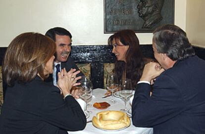 Aznar, Kirchner y sus esposas, durante la cena que celebraron anoche en un típico restaurante de Madrid.