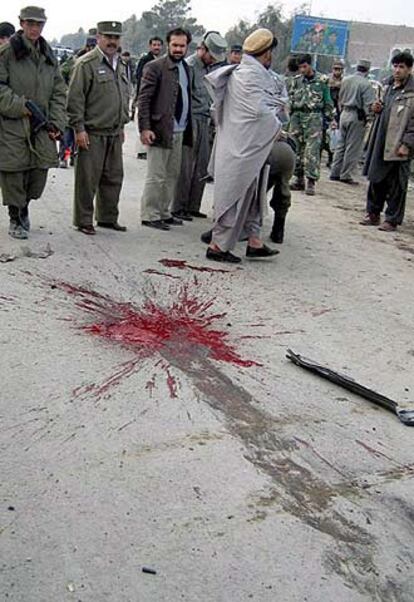 Policías afganos inspeccionan el lugar del atentado de ayer en Kandahar.