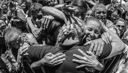 O evento faz parte de uma campanha civil que defende que Lula seja posto em liberdade. Todas as fotos foram autografadas por Lula e pelos fotógrafos, e cobrem mais de 40 anos da vida do metalúrgico que ajudou a fundar o Partido dos Trabalhadores e viria a presidir o Brasil entre os anos 2003 e 2010. Há desde registros de um jovem Lula discursando na greve do metalúrgicos no ABC Paulista, em 1979, até momentos das campanhas eleitorais e da véspera da prisão do petista. O lance mínimo no leilão era de 1.313 reais --uma alusão ao número do partido nas urnas. A fotografia vendida pelo segundo maior foi feita por Ricardo Stuckert, fotógrafo oficial do Planalto durante os anos Lula, e mostra o ex-presidente sendo abraçado por militantes na cidade de Barbalha (Ceará), em setembro de 2016. A imagem foi vendida por 50.000 reais.