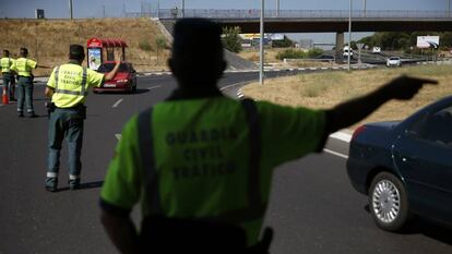 Agentes de Tráfico de la Guardia Civil hacen un control de velocidad.