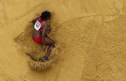 La estadounidense Janay DeLoach, en la prueba de salto de longitud.