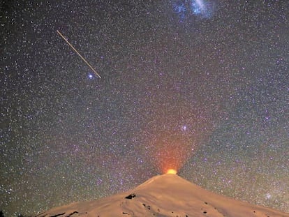 Vista del volcán Villarrica y el cielo estrellado desde la ciudad de Pucón, Chile