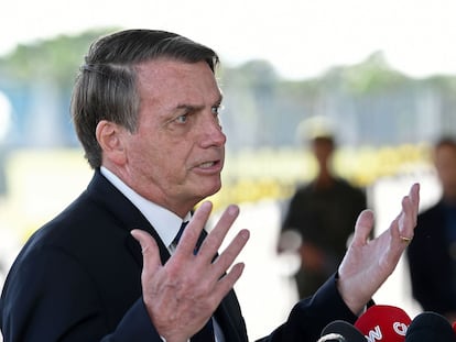 Bolsonaro fala com jornalistas em frente ao Palácio da Alvorada nesta sexta-feira.