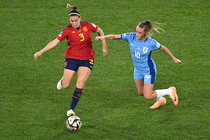 Teresa Abelleira controla el balón ante Ella Toone durante la final del pasado domingo entre España e Inglaterra.