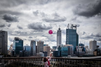 Una niña lanza un globo en el aire en Perth, la séptima ciudad con mejor calidad de vida en el mundo, situada en el oeste de Australia. Este año, el análisis de The Economist Intelligence Unit's hace particular hincapié en la seguridad, y señala la violencia, en particular el terrorismo, las guerras civiles y los disturbios, como la causa de las principales variaciones negativas en las puntuaciones. En este marco, Damasco y Kiev son las poblaciones que más puntuación perdieron, seguidas por Detroit, Moscú, Barhain, Trípoli, San Petersburgo, París, Atenas y Caracas.