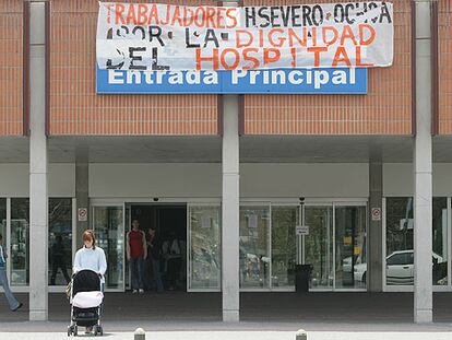 Pancarta de protesta sobre la entrada del Severo Ochoa.