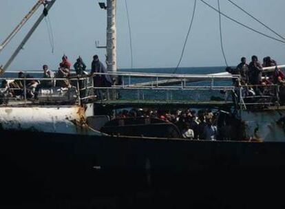 Inmigrantes en las cubiertas del <i>Marine I. </i>La fotografía fue tomada el jueves por la tarde por miembros de Cruz Roja Española y la OIM desde un barco que les llevó ayuda humanitaria.