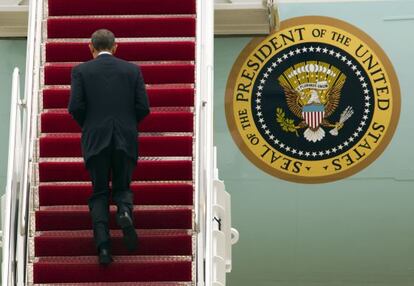 Obama sobe ao Air Force One para viajar a Detroit em campanha.