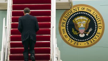 Obama sobe ao Air Force One para viajar a Detroit em campanha.