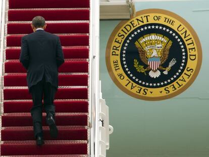 Obama sobe ao Air Force One para viajar a Detroit em campanha.