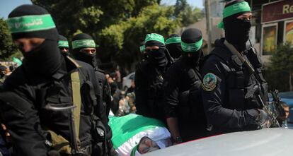 Milicianos de Ham&aacute;s trasladan el cad&aacute;ver de Mazen Fuqaha en su funeral en Gaza.