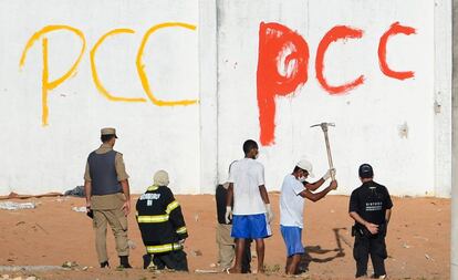 Autoridades recolhem corpos na Penitenci&aacute;ria de Alca&ccedil;uz ap&oacute;s a rebeli&atilde;o.