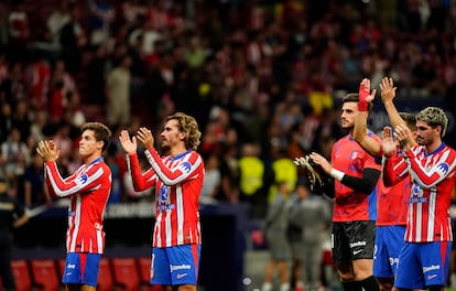 Los jugadores del Atlético agradecen el apoyo a los seguidores de uno de los fondos del Metropolitano tras el derbi ante el Madrid.