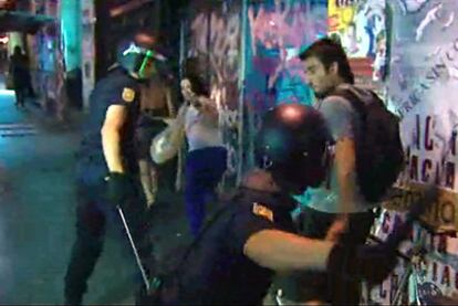 Imagen de un vídeo, en el que los antidisturbios pegan reiteradamente a un joven.