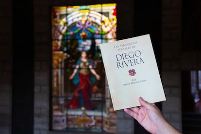 Un ejemplar de la monografía 'Las tendencias sociales de Diego Rivera' de Efraín Huerta.