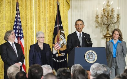 El presidente Obama, acompa&ntilde;ado de los tres nuevos miembros de su gabinete. 