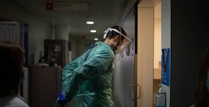 Un médico entra en la UCI del Hospital de la Santa Creu i Sant Pau. Barcelona.