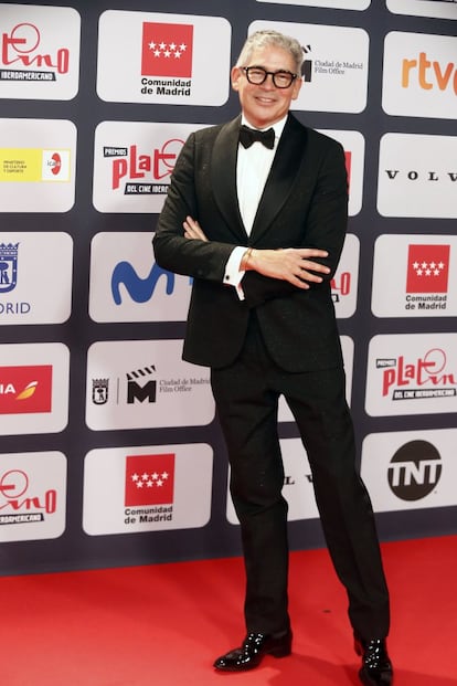 El escritor y presentador Boris Izaguirre, en los VIII premios Platino vestido de Pedro del Hierro.