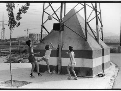 Niños jugando al baloncesto en un descampado de Santa Coloma de Gramanet, Barcelona, a comienzos de la década del noventa.