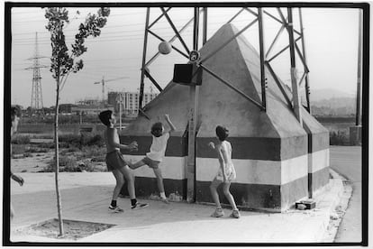 Niños jugando al baloncesto en un descampado de Santa Coloma de Gramanet, Barcelona, a comienzos de la década del noventa.