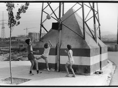 Niños jugando al baloncesto en un descampado de Santa Coloma de Gramanet, Barcelona, a comienzos de la década del noventa.