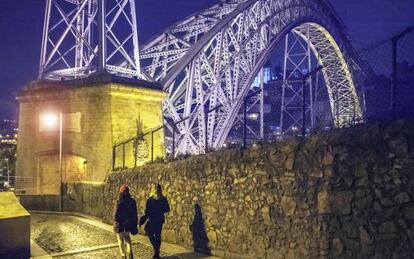 Puente de hierro de Dom Luis I, en el barrio de Ribeira, Oporto.  