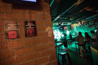 Para el público era obligatorio el uso de mascarilla dentro de la sala y unos carteles recuerdan que se debe mantener la distancia de seguridad.