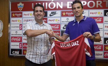 Oscar Díaz, en su presentación con el Almería. El delantero madrileño, de 29 años, llega procedente del Lugo, donde marcó 15 goles la pasada temporada, la primera del club gallego en Primera. Díaz jugó en el Real Madrid Castilla y firma por una temporada, con opción de una más en función del número de partidos que juegue. "Llego con la ilusión de un niño de 14 años" ha confesado.