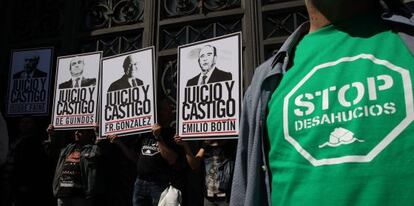 La plataforma de afectados por la hipoteca protesta ante el Banco de España.