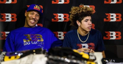 LaVar Ball, con su hijo LaMelo.