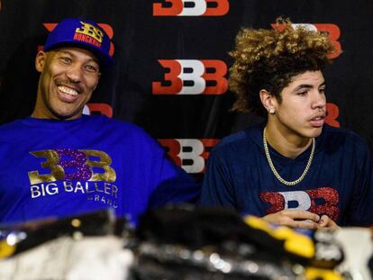 LaVar Ball, con su hijo LaMelo.