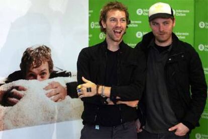 Chris Martin (a la izquierda) y Johny Buckland, ayer en Madrid.