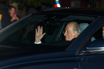 El rey emérito, Juan Carlos I, a su llegada al Palacio de El Pardo de Madrid, donde tiene lugar la celebración familiar privada con la que la princesa Leonor festeja su 18 cumpleaños tras la jura de la Constitución, este martes.