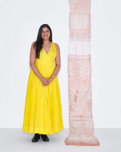 Una de las artistas de Studio Sumakshi Singh junto a su obra 'Monument'.