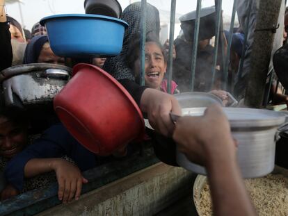 Una niña palestina recoge comida en Jan Yunis (Gaza) este domingo.