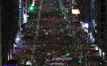 En 2019, las calles se llenaron de cientos de miles de mujeres. Las cifras oficiales atribuyen hasta 375.000 manifestantes en Madrid, más de 200.000 en Barcelona o 50.000 en capitales como Bilbao o Sevilla. En la imagen, la manifestación celebrada en Madrid el 8 de marzo de 2019 a su paso por el tramo de la Gran Vía entre Callao y la plaza de España.