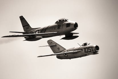 Un Sabre y un Mig-15 de la época de la guerra de Corea en un vuelo de exhibición.